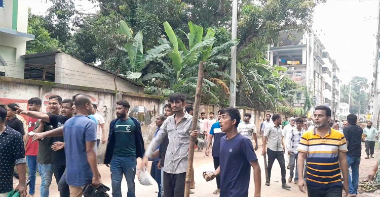 ব্রাহ্মণবাড়িয়া জেলা বিএনপির নবগঠিত কমিটির আনন্দ মিছিলে বিক্ষুব্ধদের ধাওয়ার ঘটনা ঘটেছে। এ সময় উভয় পক্ষের মধ্যে ইট-পাটকেল নিক্ষেপের ঘটনাও ঘটে