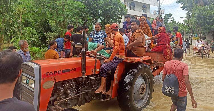 ট্রাক দিয়ে পার করা হচ্ছে পানিবন্দিদের