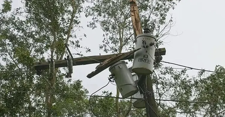 কুমিল্লায় ঝড়ে বিদ্যুৎ সংযোগ বিচ্ছিন্ন, অন্ধকারে ২৭ হাজার গ্রাহক