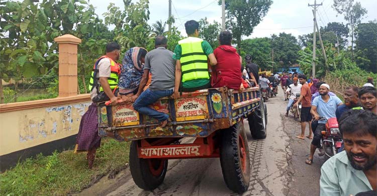 ট্রাক দিয়ে পার করা হচ্ছে পানিবন্দিদের