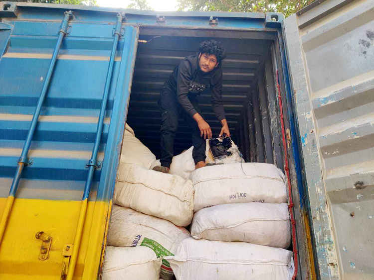 কুমিল্লায় দুইশ মণ নিষিদ্ধ পলিথিন জব্দ