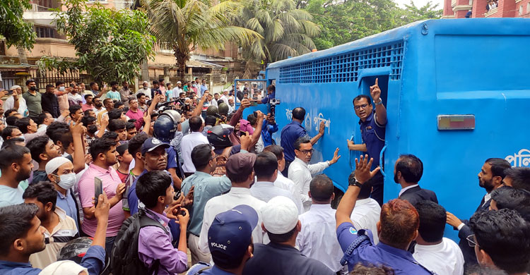 ছাত্র-জনতার ওপর হামলা মামলায় ৪ আইনজীবী কারাগারে