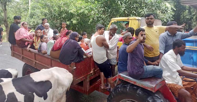 ট্রাক দিয়ে পার করা হচ্ছে পানিবন্দিদের