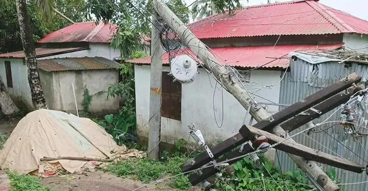 কুমিল্লায় ঝড়ে বিদ্যুৎ সংযোগ বিচ্ছিন্ন, অন্ধকারে ২৭ হাজার গ্রাহক