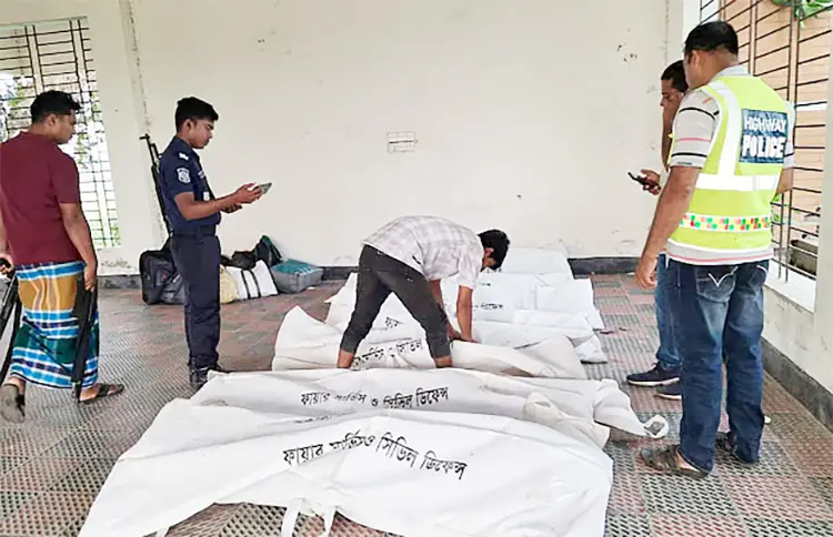 কুমিল্লায় নিয়ন্ত্রণ হারিয়ে ট্রাক খাদে, নিহত ৭