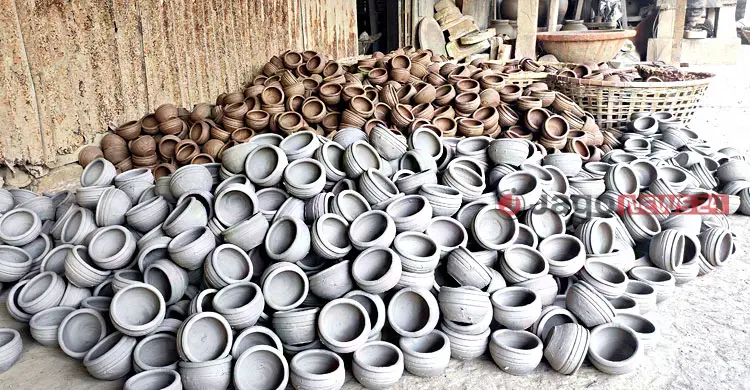 সংকটের মাঝেও ঐতিহ্যের টানে কর্মব্যস্ত মৃৎশিল্পীরা