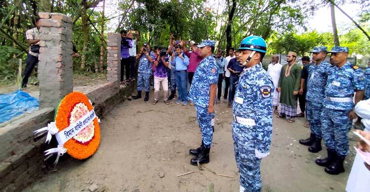 নিহত মাহাতাবের কবরে বিমানবাহিনীর প্রতিনিধি দলের শ্রদ্ধা