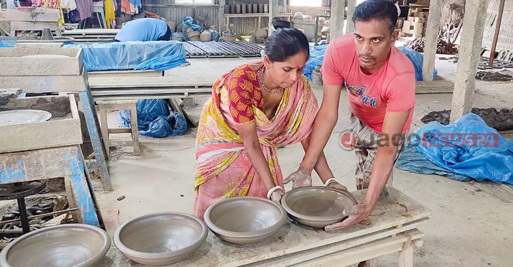 সংকটের মাঝেও ঐতিহ্যের টানে কর্মব্যস্ত মৃৎশিল্পীরা