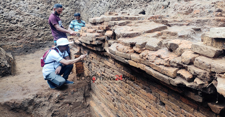 লালমাই পাহাড়ে প্রাচীন নিদর্শনের খোঁজ, চলছে খননকাজ