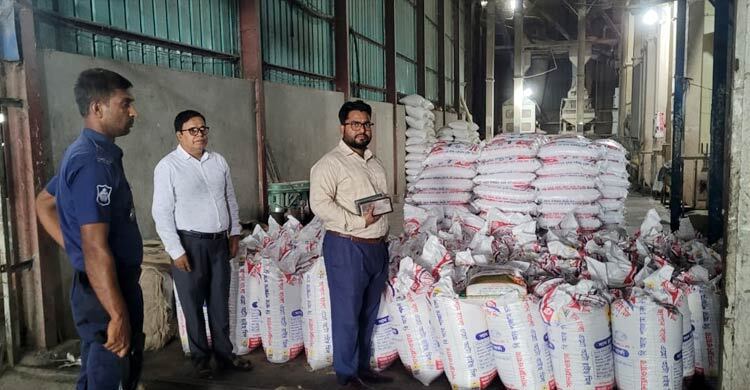 চাল মজুত ও বস্তায় মূল্য না লেখায় দুই প্রতিষ্ঠানকে জরিমানা