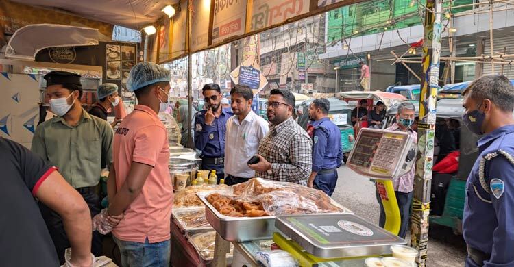 অস্বাস্থ্যকর পরিবেশে ইফতার তৈরি, তিন প্রতিষ্ঠানকে জরিমানা