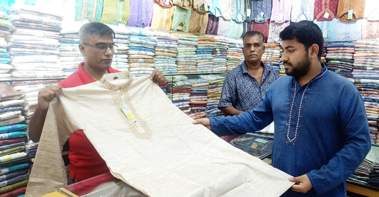 কুমিল্লায় পছন্দের শীর্ষে খাদি পাঞ্জাবি