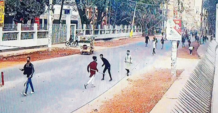 কুমিল্লায় কিশোর গ্যাংয়ের দুই গ্রুপের প্রকাশ্যে অস্ত্র মহড়া