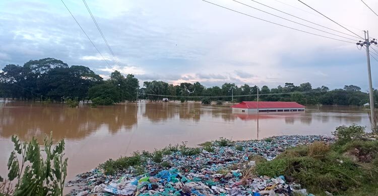 কমছে গোমতীর পানি, ভাসছে বুড়িচং