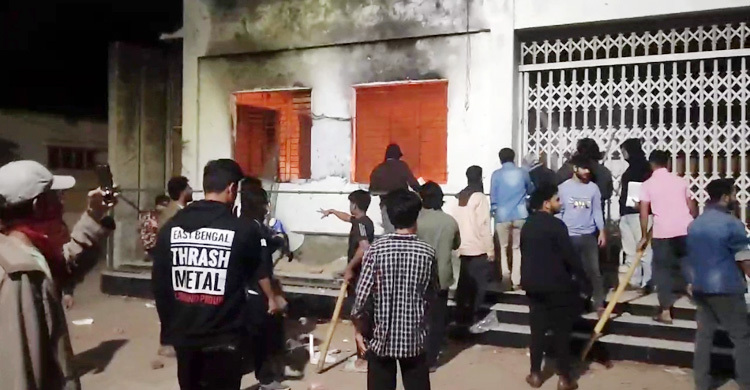 কুমিল্লায় বাহারের বাড়ি ভাঙচুর, অগ্নিসংযোগ