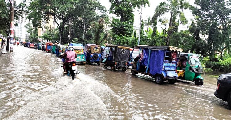 টানা বৃষ্টিতে পানির নিচে কুমিল্লা সিটির বেশিরভাগ সড়ক