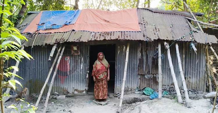 ঘর ভেঙে চাপা পড়ার শঙ্কায় ঘুম আসে না বৃদ্ধা সাফিয়ার