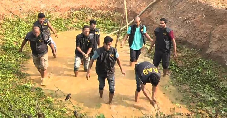 কুমিল্লায় র‌্যাবের অভিযানে পুকুর থেকে পিস্তল-বন্দুক উদ্ধার