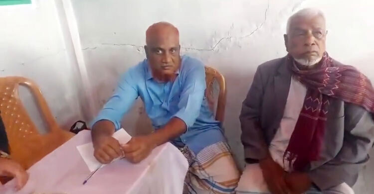 ভোটার স্লিপের সঙ্গে টাকা বিতরণের সময় বিএনপির দুই নেতা আটক