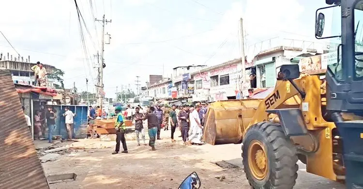 কুমিল্লায় শতাধিক অবৈধ স্থাপনা গুঁড়িয়ে দিলো সওজ