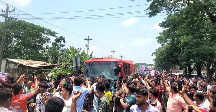 কুমিল্লায় প্রধানমন্ত্রীর প্রথম সফর, পথে পথে মানুষের উচ্ছ্বাস