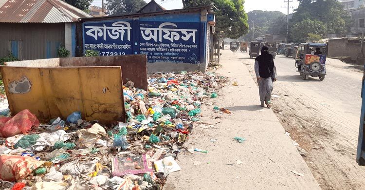 কোথাও সড়কের পাশে কোথাও নদীর ধারে ময়লার স্তূপে অতিষ্ঠ পৌরবাসী