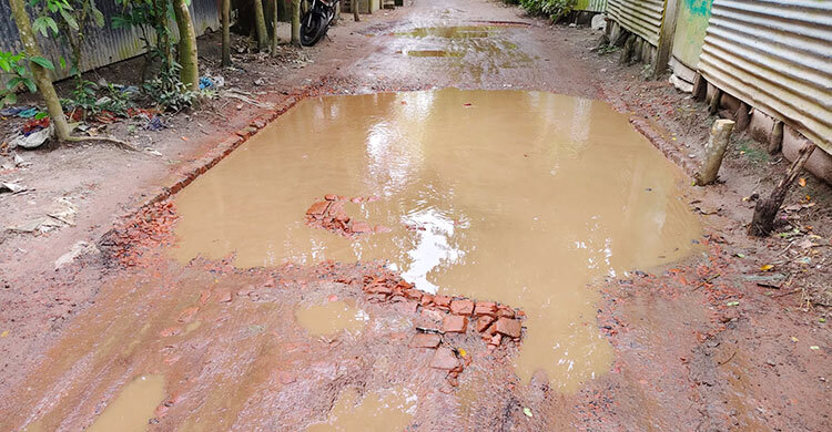 এক কিলোমিটার সড়কে ভুগছে ১৫ গ্রামের মানুষ