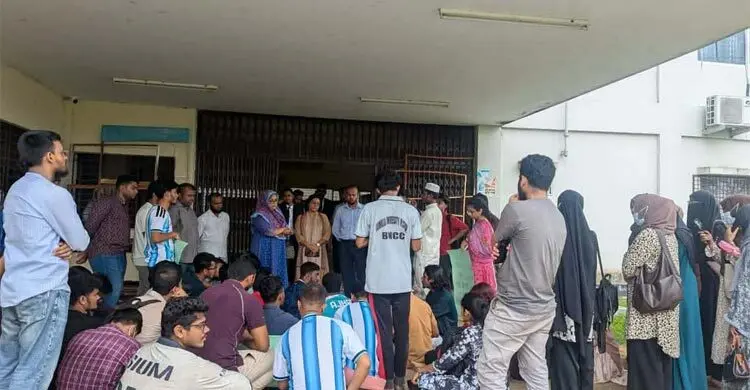 পরীক্ষা-ফল প্রকাশে বিলম্ব, কুবির আইন বিভাগে তালা