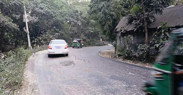 ১৭ কিলোমিটার সড়কে শতাধিক বাঁক!
