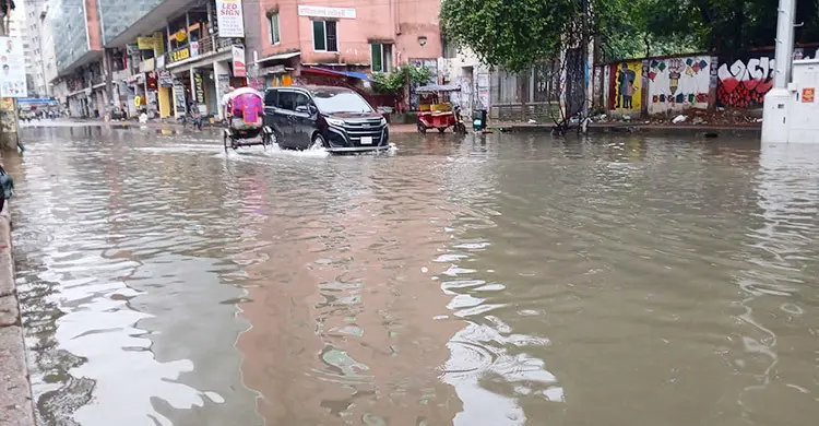 ৩ ঘণ্টার বৃষ্টিতে তলিয়েছে কুমিল্লা নগরী