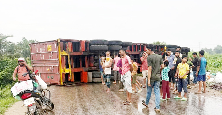 কাভার্ডভ্যান উল্টে কুমিল্লা-সিলেট মহাসড়কে ১৫ কিলোমিটার যানজট