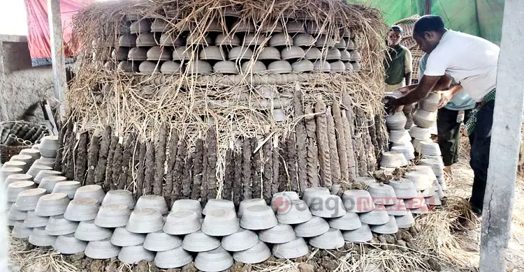 সংকটের মাঝেও ঐতিহ্যের টানে কর্মব্যস্ত মৃৎশিল্পীরা