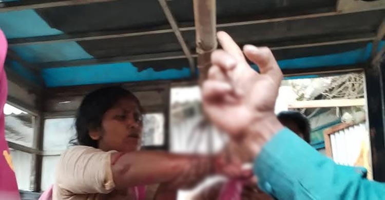 কুমিল্লায় ২ নারীকে টেঁটাবিদ্ধ করার ভিডিও ভাইরাল