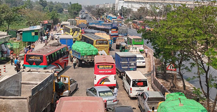 ধর্ষণের বিচার চেয়ে ঢাকা-চট্টগ্রাম মহাসড়ক অবরোধ