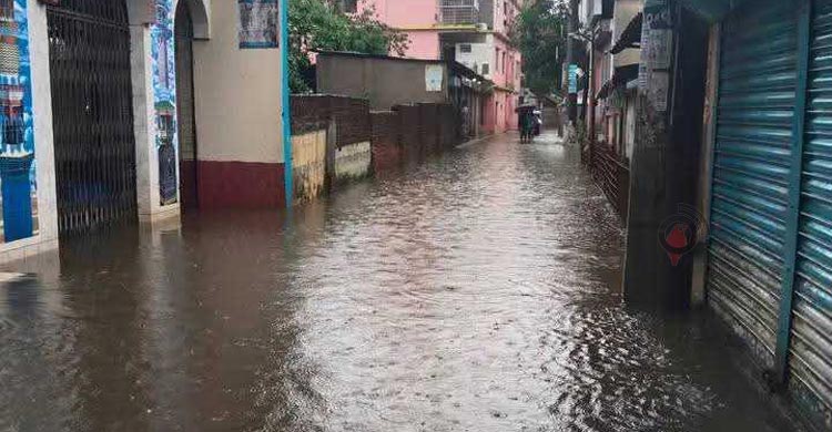 কুমিল্লা নগরীর প্রধান সমস্যা এখন জলাবদ্ধতা। ভারী বা মাঝারি বৃষ্টিপাতে পানি নামার ব্যবস্থা নেই। অপরিকল্পিত ড্রেনেজ ব্যবস্থা, দখল-দূষণে সংকুচিত নদী