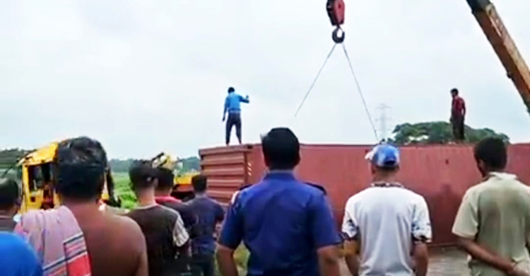 কাভার্ডভ্যান উল্টে কুমিল্লা-সিলেট মহাসড়কে ১৫ কিলোমিটার যানজট