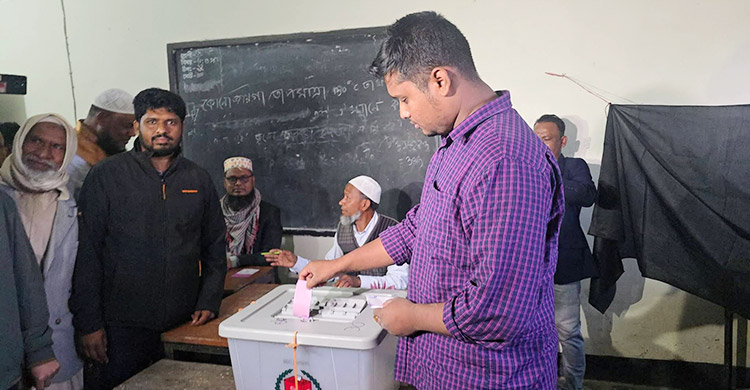 মানুষ উৎসাহ নিয়ে ভোট দিতে কেন্দ্রে এসেছে: হাসনাত আবদুল্লাহ