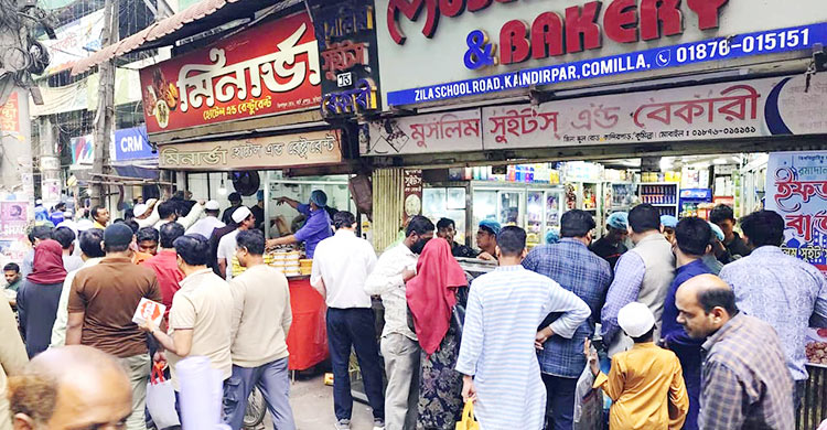 কুমিল্লায় জমজমাট ইফতার বাজার