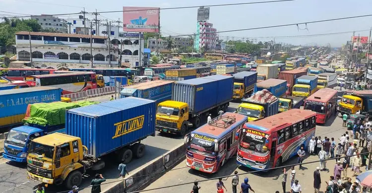 শ্রমিকদের অবরোধে কুমিল্লায় ঢাকা-চট্টগ্রাম মহাসড়কে দীর্ঘ যানজট