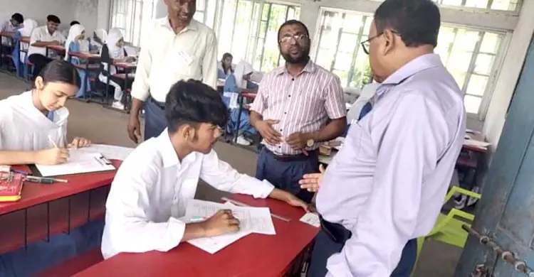 পরীক্ষাকেন্দ্রে গিয়ে ফেসবুক লাইভ করলেন এমপি