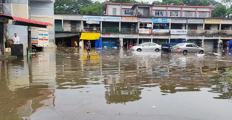 একঘণ্টার বৃষ্টিতে ডুবে গেছে কুসিকের সড়ক-অলিগলি
