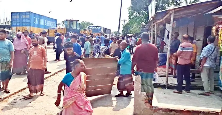 কুমিল্লায় শতাধিক অবৈধ স্থাপনা গুঁড়িয়ে দিলো সওজ