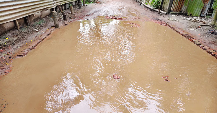 এক কিলোমিটার সড়কে ভুগছে ১৫ গ্রামের মানুষ