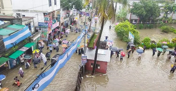 ৩ ঘণ্টার বৃষ্টিতে তলিয়েছে কুমিল্লা নগরী