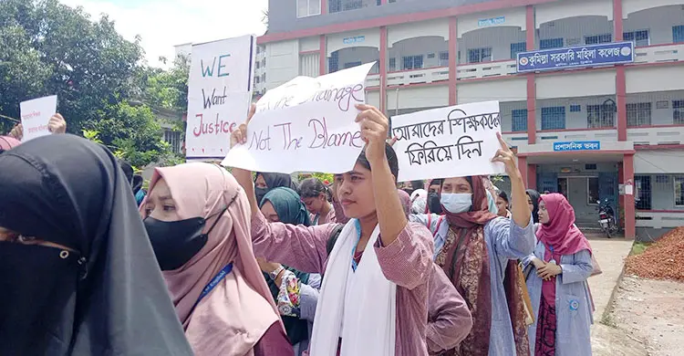 বদলি ঠেকাতে আন্দোলনে শিক্ষার্থীরা, কেঁদে মাটিতে লুটিয়ে পড়লেন শিক্ষক