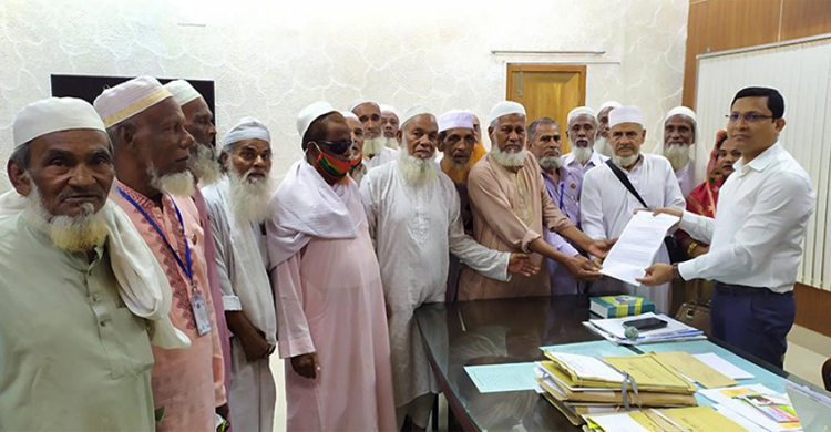 ইউএনও’র বদলির আদেশ প্রত্যাহার চেয়ে মুক্তিযোদ্ধাদের স্মারকলিপি