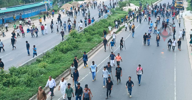 কুমিল্লায় আওয়ামী লীগের দুই গ্রুপে সংঘর্ষ, মহাসড়কে যান চলাচল বন্ধ