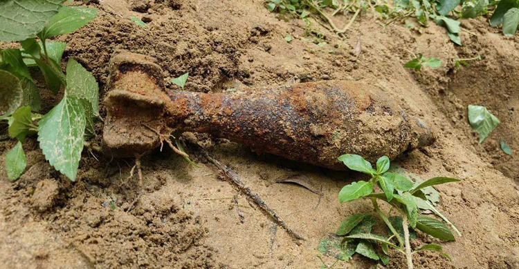 লালমাই পাহাড়ে একটি মর্টার শেল ঘিরে রেখেছে পুলিশ