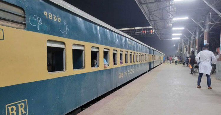 কুমিল্লায় ট্রেন দুর্ঘটনা: বিভিন্ন স্টেশনে আটকা পড়েছে ৮ ট্রেন