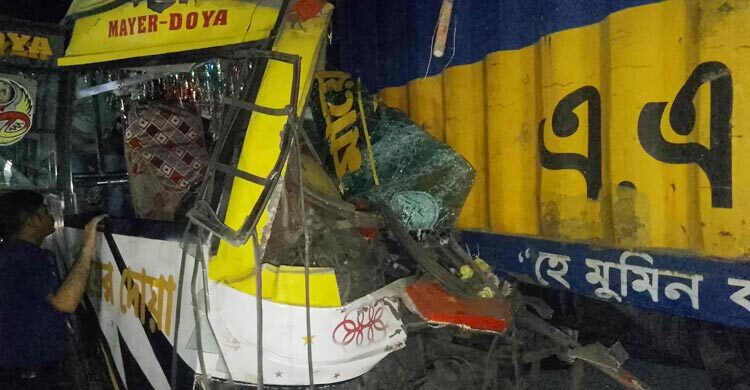 কুমিল্লায় কাভার্ডভ্যানের পেছনে বাসের ধাক্কা, নারী নিহত